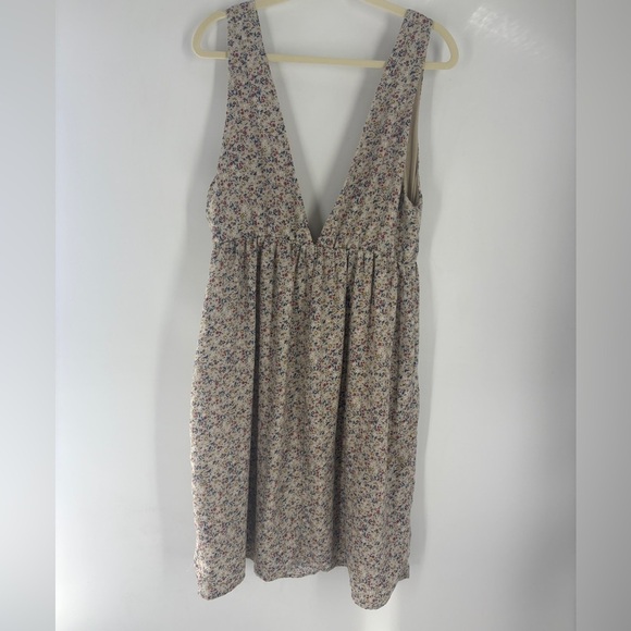 Polagram Taupe Floral Dress with Plunging V Neck. Pockets! - Picture 5 of 8